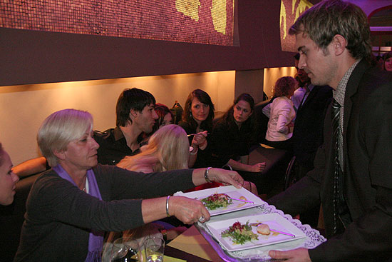 die Gäste durften dann 10 verschiedene Gerichte testen (Foto: MartiN Schmitz)